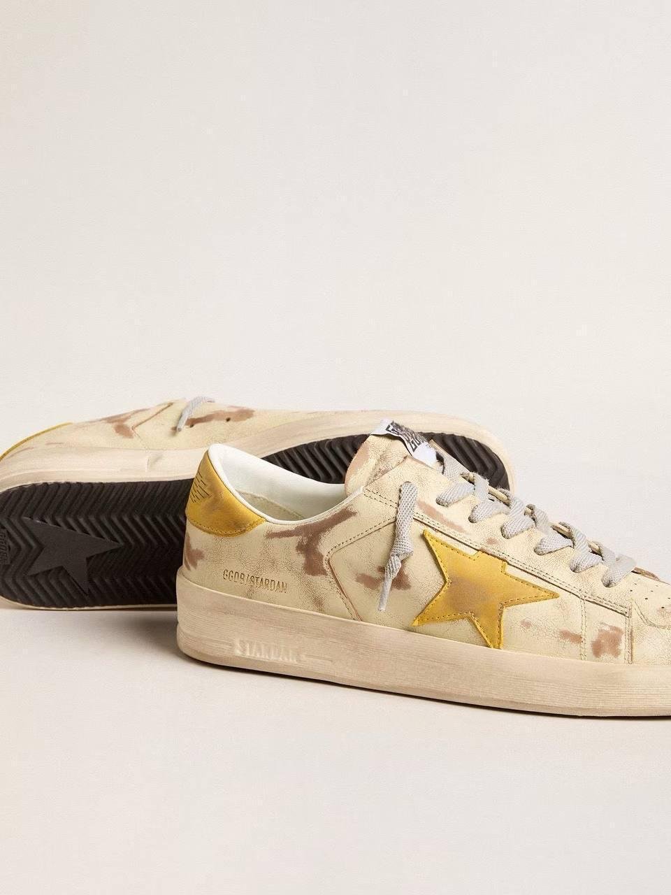 Golden Goose Beige / Yellow Star