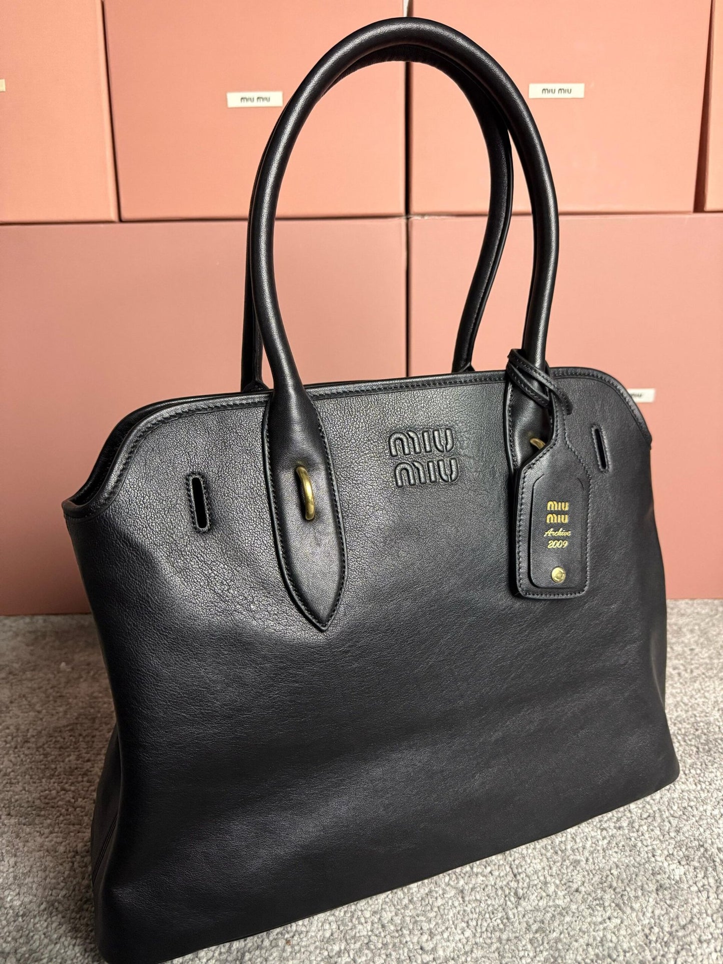 Miu Miu Aventure crna