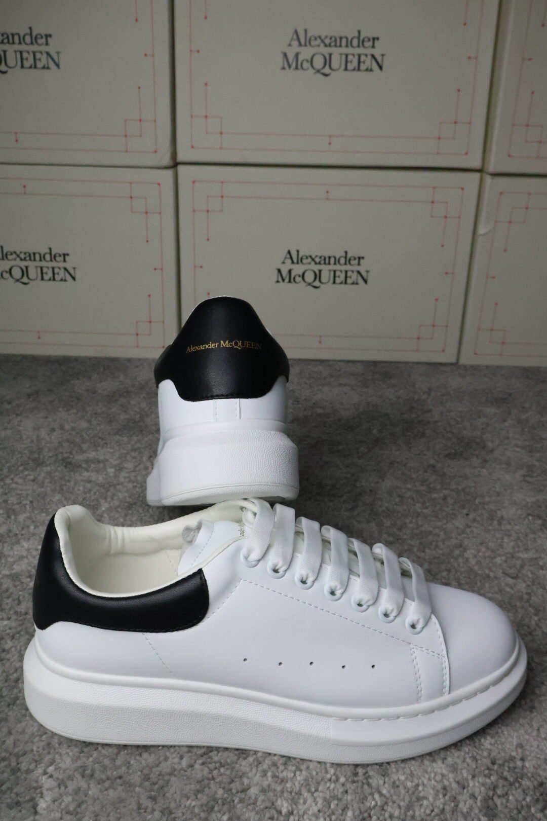 Alexander McQueen “BLACK WHITE” – Classic