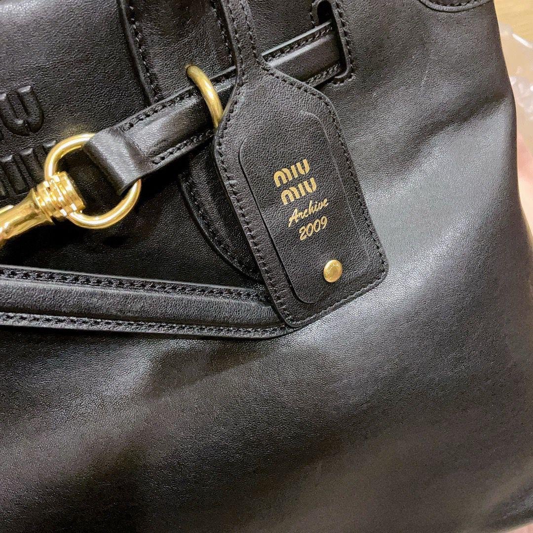 Miu Miu Aventure crna