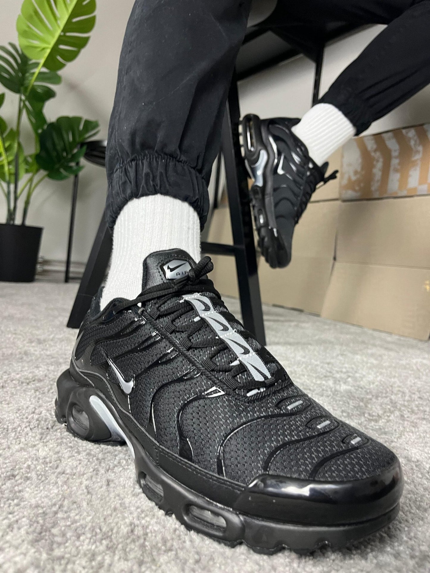 Nike AIR MAX PLUS BLACK TN bijeli nike logo