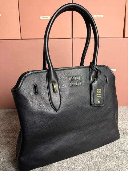 Miu Miu Aventure crna