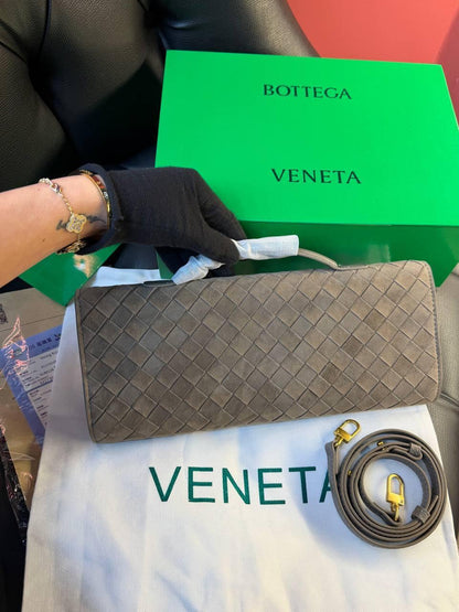 BOTTEGA VENETA ANDIAMO CLUTCH “BEIGE”