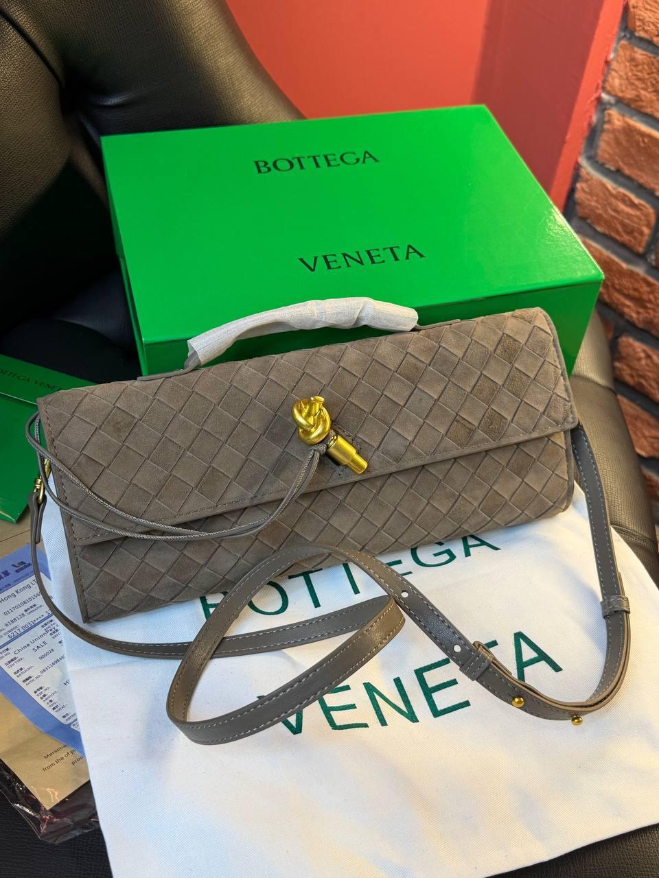 BOTTEGA VENETA ANDIAMO CLUTCH “BEIGE”