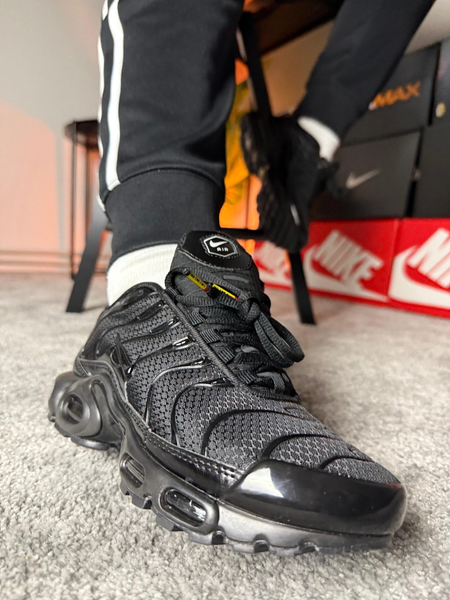 Nike AIR MAX PLUS BLACK TN crni nike logo