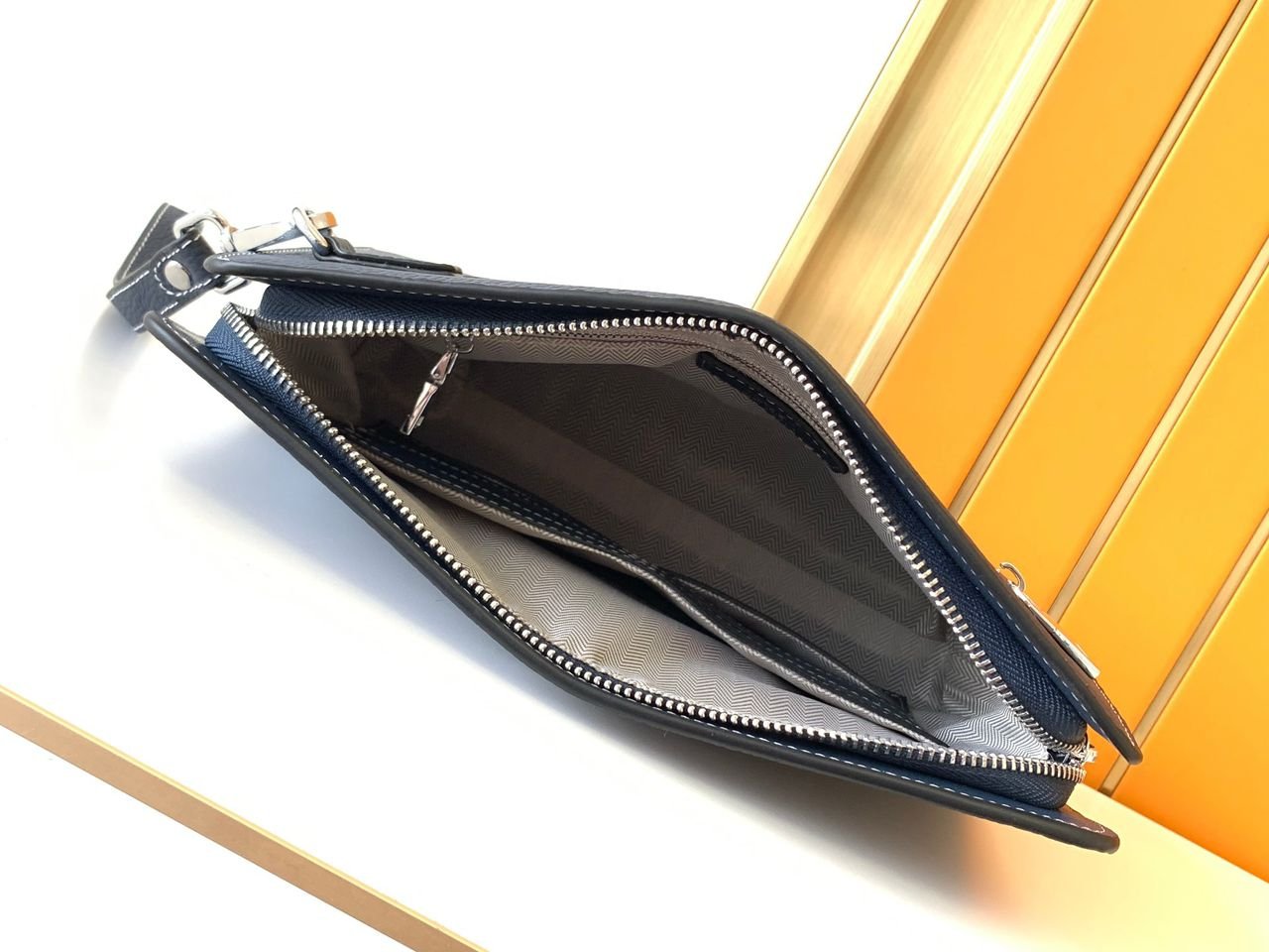 Hermes men’s pouch bag, luxurious leather