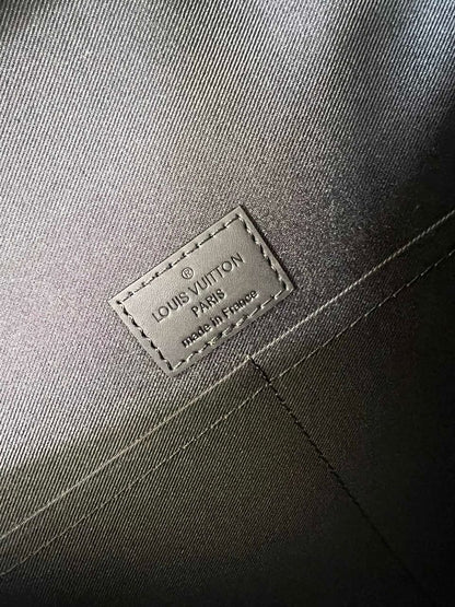 Louis Vuitton messenger