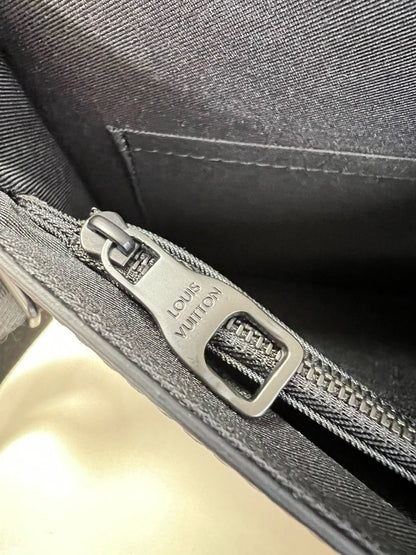 Louis Vuitton messenger