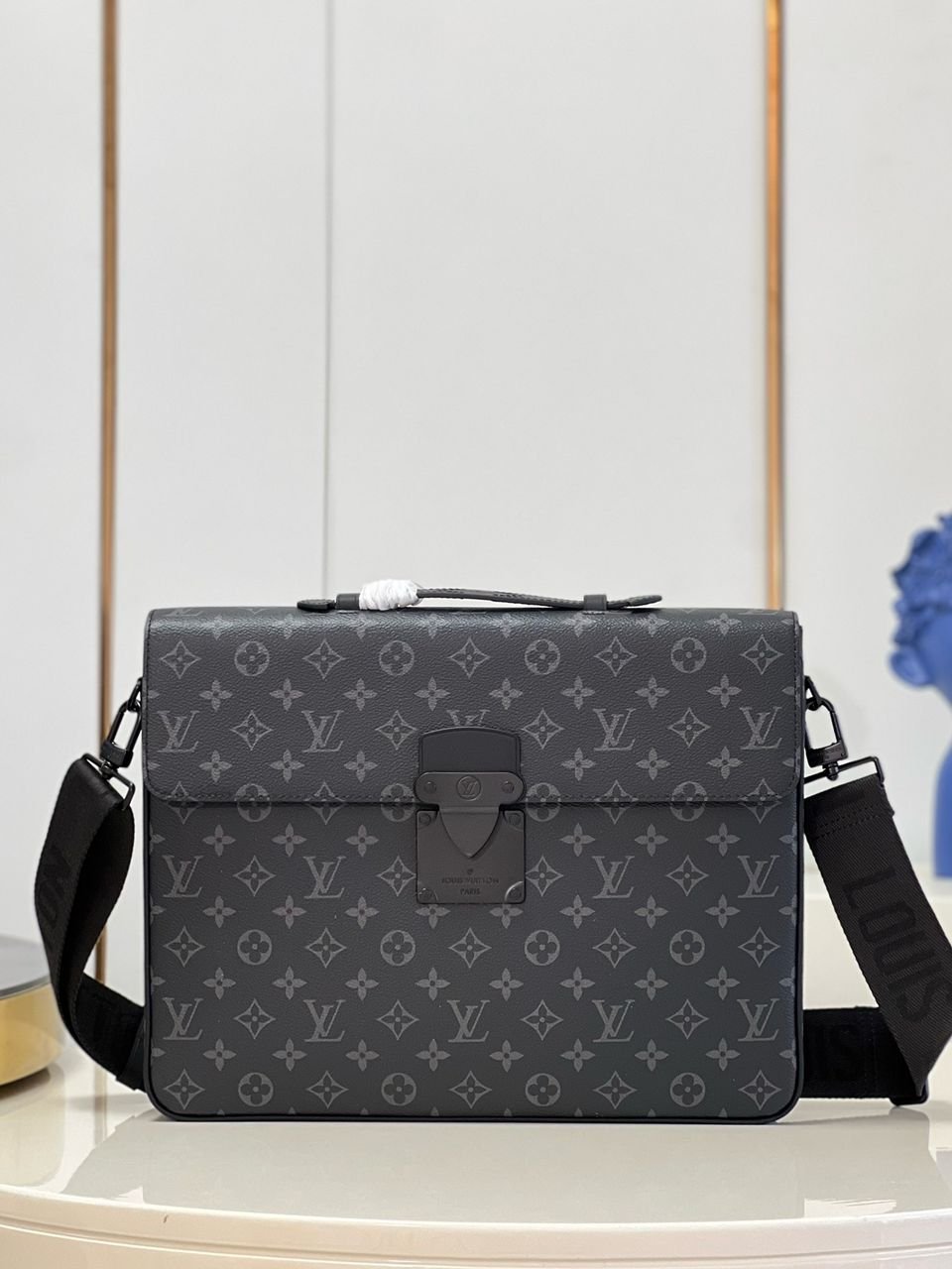 Louis Vuitton messenger