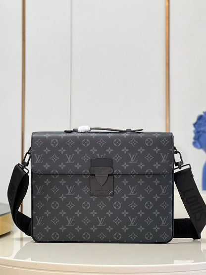 Louis Vuitton messenger
