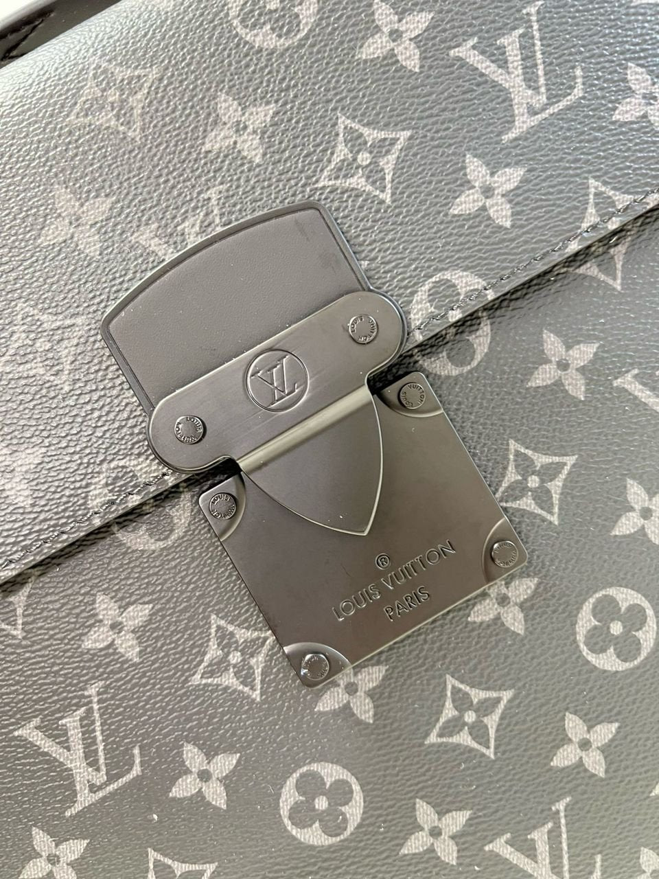 Louis Vuitton messenger