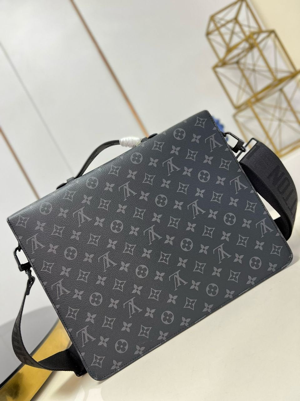 Louis Vuitton messenger