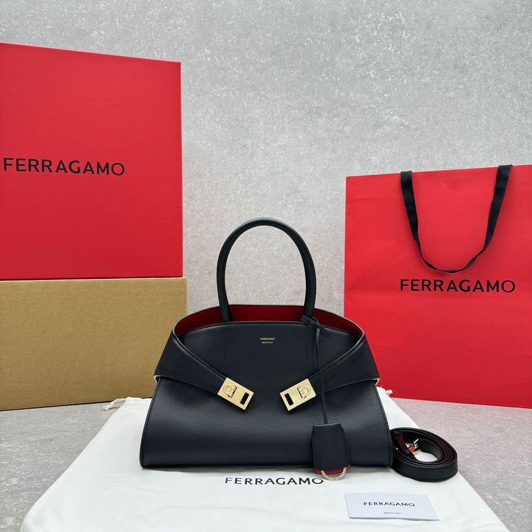 Salvatore Ferragamo Hug medium crna