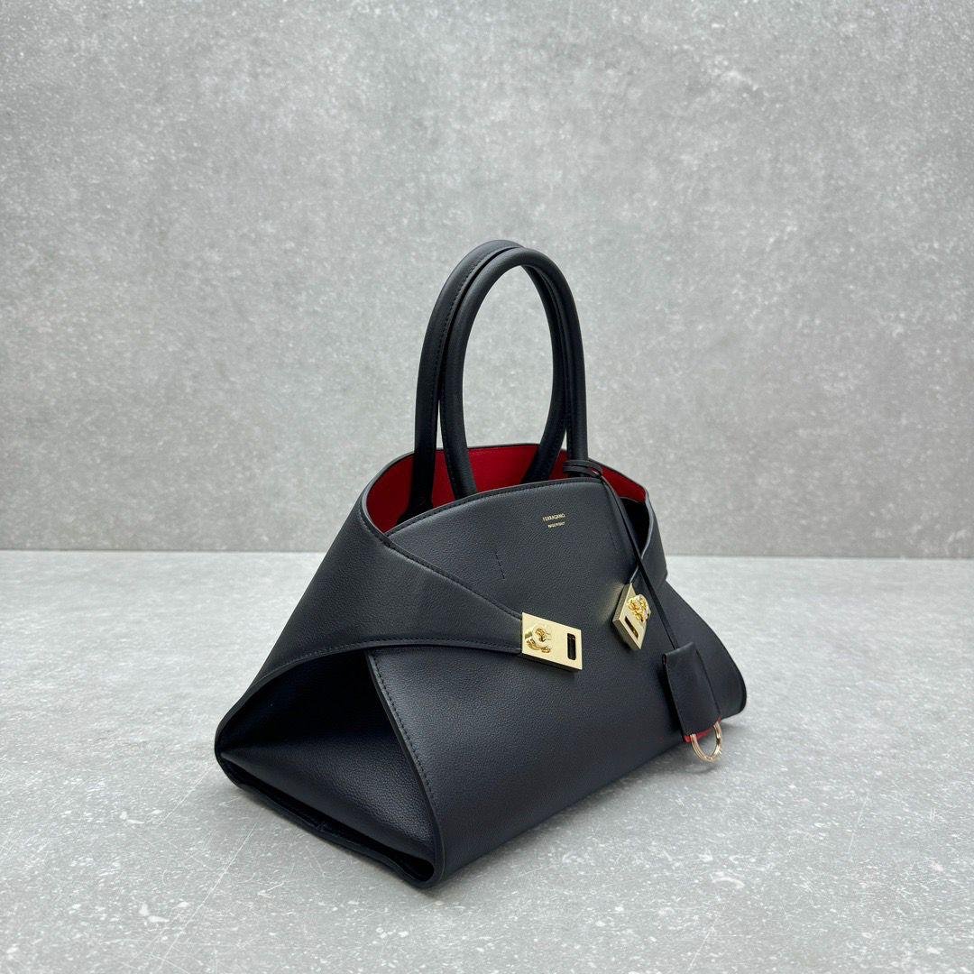 Salvatore Ferragamo Hug medium crna